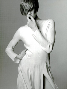 Meisel_Vogue_Italia_December_1994_03.thumb.png.83f43789603ec5b66d05af102af628d0.png