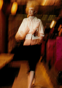 Meisel_Vogue_Italia_March_2005_04.thumb.png.62031d419d8caa3feae34ff2eba5affd.png