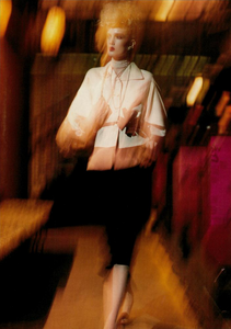 Meisel_Vogue_Italia_March_2005_04.thumb.png.bab909ac0dc658a560ef7dd02efaf6a3.png