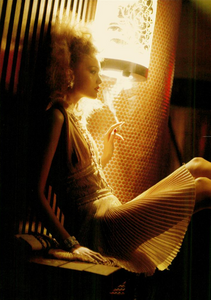 Meisel_Vogue_Italia_March_2005_17.thumb.png.06facb0008e829844ba4bf23b3331035.png