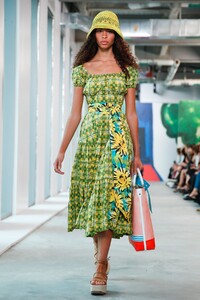 Michael-Kors-RTW-SS19-New-York-3932-1536763924.thumb.jpg.12bac21bc95f1978c9c6bb2e87825a0b.jpg