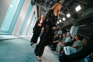 Michael-Kors-RTW-SS19-New-York-4200-1536764841.thumb.jpg.89e00952b547ce2ecc38739d5ad093e2.jpg