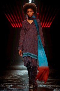 Missoni-Men-And-Women-RTW-FW18-Milan-4714-1519493397.thumb.jpg.cb1a112f5f51c299722dec794d3e362c.jpg