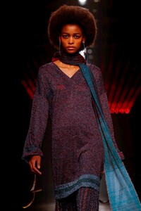 Missoni-Men-And-Women-RTW-FW18-Milan-4716-1519493399.thumb.jpg.e3909508ea8159d282824792cb91f554.jpg