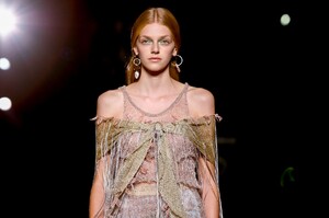 Missoni-Men-Women-RTW-SS19-Milan-8486-1537651497.thumb.jpg.a5ca2ba341cd23a628424123a5f17e48.jpg