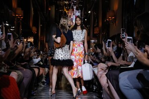 Miu-Miu-Cruise-2019-Paris-5497-1527710519.thumb.jpg.36362d7d3a045a4ff1f4551837b1937f.jpg
