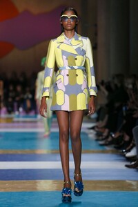 Miu-Miu-RTW-SS17-Paris-7280-1475677747.thumb.jpg.a00fea21aa540fce562d3eddd0c3b545.jpg