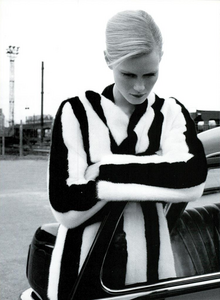 Moore_Vogue_Italia_November_2000_01.thumb.png.01c20dd19f985f3789dcc178bfb73375.png