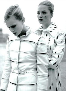 Moore_Vogue_Italia_November_2000_06.thumb.png.1d41871a7a22d2295b9154df225ad91d.png