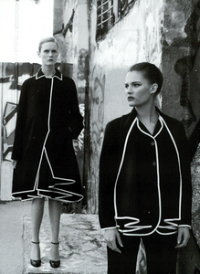 Moore_Vogue_Italia_November_2000_08.thumb.png.2b11c1b3ff5544333e6f05359cb30330.png