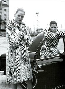 Moore_Vogue_Italia_November_2000_15.thumb.png.0ab7cb3510d6a4c19308ef1116fd947d.png