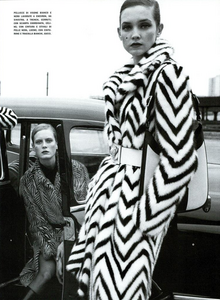 Moore_Vogue_Italia_November_2000_16.thumb.png.0869c9df644065531fe73dc0aad19f56.png