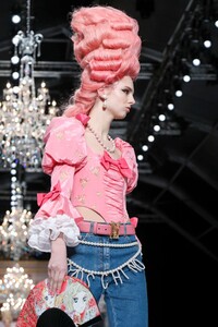 Moschino-RTW-FW20-Milan-3770-1582233530.thumb.jpg.4cc4ecdc982ddc1706d6d07e6e07839c.jpg