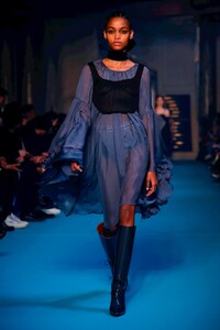 Off-White-RTW-FW18-Paris-2420-1519940193.thumb.jpg.aae5c7edf013cc97cf72418fd5d72a48.jpg