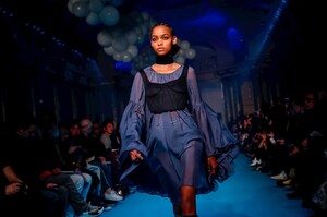 Off-White-RTW-FW18-Paris-2422-1519940195.thumb.jpg.49d21f5a8b0acf15c001af90a1c8f0f9.jpg