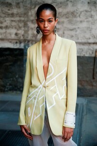 Off-White-RTW-SS19-Paris-0620-1538071484.thumb.jpg.f29e0d73c87c4e31e1b2a02a4e26791a.jpg