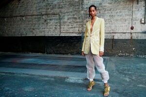 Off-White-RTW-SS19-Paris-0625-1538071488.thumb.jpg.7618d759b9890e3912389e66c02f5263.jpg