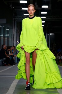 Off-White-RTW-SS19-Paris-8433-1538074137.thumb.jpg.09ca247f87104dcb5928eb3e9ab240e7.jpg