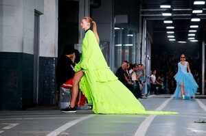 Off-White-RTW-SS19-Paris-8477-1538074187.thumb.jpg.9abe4b6ee48d465a5d1ae62d5ea2d97a.jpg