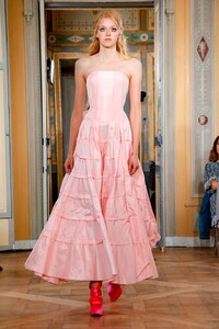 Olivier-Theyskens-Paris-RTW-SS20-Paris-2417-1569602161.thumb.jpg.fac9ee8357681b8544d9c90efb3bff64.jpg