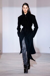 Olivier-Theyskens-RTW-FW18-Paris-5241-1520002693.thumb.jpg.e0c6418bfa43bfbe3f757ab887be4b42.jpg