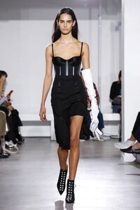 Olivier-Theyskens-RTW-SS18-Paris-9517-1506452388.thumb.jpg.9b9122531c23359dcb2f73c27358f4f2.jpg