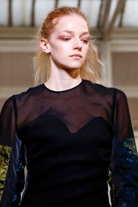 Olivier-Theyskens-RTW-SS19-Paris-0072-1538150445.thumb.jpg.aeca32c609da905bc3ae6c5d57bd18a5.jpg
