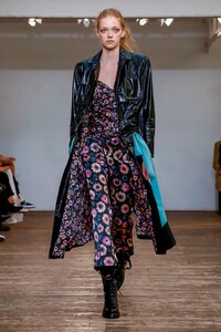 Olivier-Theyskens-RTW-SS19-Paris-0169-1538150682.thumb.jpg.2f2dc3c8fbe7530735d692b1dbaa2061.jpg