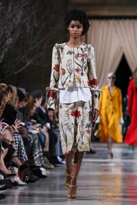 Oscar-de-la-Renta-RTW-FW18-NY-2418-1518452454.thumb.jpg.6a7384dc2acdfe91c7202d9f0dfe9b4a.jpg