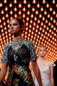 Paco-Rabanne-RTW-SS19-Paris-9080-1538055518.thumb.jpg.4c4af89c00a9d2c3c9c8ca2e4f2d2052.jpg