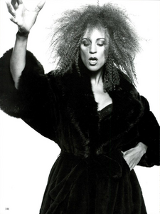 People_in_NY_Comte_Vogue_Italia_December_1994_09.thumb.png.c4434e10b86ed1e31932d8aea0363838.png