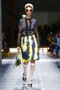 Prada-RTW-SS19-Milan-2180-1537469311.thumb.jpg.896b9f74bddd794522eb0da44ce44c4f.jpg