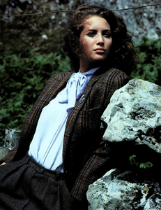 Quadri_Bailey_Vogue_Italia_September_1987_01_08.thumb.png.735e3ee0613980cb910bffd907bcb2ee.png