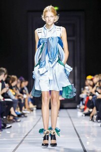 Sacai-RTW-SS18-Paris-9724-1506944038.thumb.jpg.a16c5f6c873dec53941d96fdceaa0def.jpg