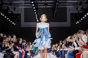 Sacai-RTW-SS18-Paris-9726-1506944041.thumb.jpg.66dd1d584f7390b406eca2ffa8dbf329.jpg