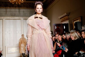 Simone-Rocha-RTW-FW19-London-1557-1550323085.thumb.jpg.59f458c3092fdfd609a34b9949449e50.jpg