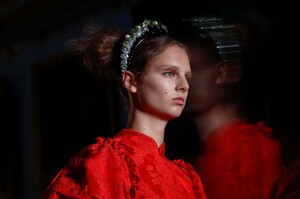 Simone-Rocha-RTW-SS19-London-39726-1537122416.thumb.jpg.c9ad44e1a7196138eaf1a00cf5d0ed57.jpg