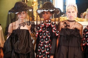 Simone-Rocha-RTW-SS19-London-8797-1537120294.thumb.jpg.d7ebb7ccd1f8a4013c6c72ae3d962cf6.jpg