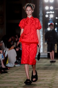 Simone-Rocha-RTW-SS19-London-9004-1537119209.thumb.jpg.56249dfb97cda7c91f378ce70074cde9.jpg