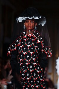 Simone-Rocha-RTW-SS19-London-9086-1537119785.thumb.jpg.406f6851a7091d37e7ca32fe52c85984.jpg