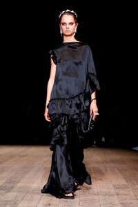 Simone-Rocha-RTW-SS20-London-5665-1568581569.thumb.jpg.9f421cdf191592772373646ebfd2952f.jpg