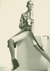 Sims_Jil_Sander_Spring_Summer_2005_05.thumb.png.a1282e6e89c2bff91f77affb5c86c52d.png