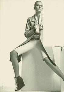 Sims_Jil_Sander_Spring_Summer_2005_05.thumb.png.ccf1ac73e3defaddfbc915cbf744fd3a.png