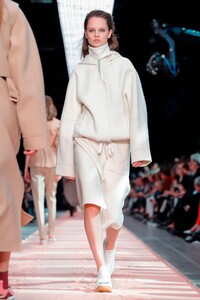 Sportmax-RTW-FW19-Milan-3086-1550836863.thumb.jpg.413cf290541d1b6728c88321b5241805.jpg