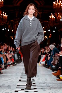 Stella-McCartney-RTW-FW19-Paris-5280-1551691611.thumb.jpg.7ddbe23313c820df6907051b3294462e.jpg