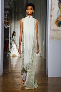 Valentino-Couture-SS17-Paris-8657-1485370735.thumb.jpg.ab77fa11b72ee23b321b40a8ba276af7.jpg