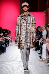 Valentino-Menswear-SS19-Paris-4478-1529517813.thumb.jpg.a910d5a3609f5018718722c4f855e3f6.jpg