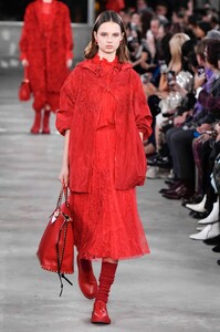 Valentino-Pre-Collection-2019-Tokyo-Pierpaolo-Piccioli-0009-1543349724.thumb.jpg.edc7e919f50ef79e857617056c0a6e50.jpg