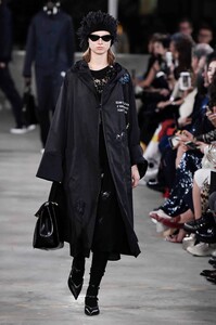 Valentino-Pre-Collection-2019-Tokyo-Pierpaolo-Piccioli-0062-1543350161.thumb.jpg.fd6c86451528b07a882ba8386caf3672.jpg