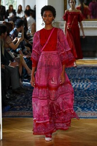 Valentino-RTW-SS17-Paris-5671-1475419188.thumb.jpg.eb12d8c4911c8517fc8fc9c18e2c3bc8.jpg